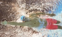 利物浦官宣新赛季主场球衣：复古竖条纹设计向经典的 80 年代致敬。